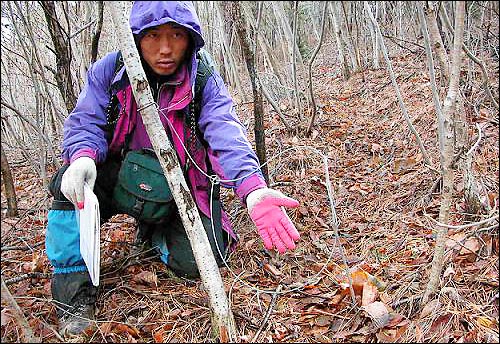 올무 제거에 나선 환경단체 회원이 캠페인에 참가한 시민들에게 올무를 확인시키고 있다. 